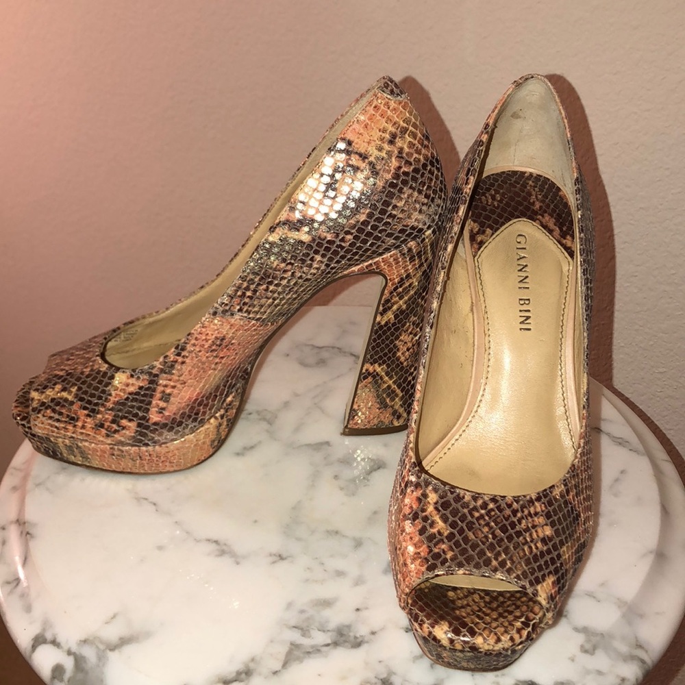 Chunky heel Gianni Bini peep toe!